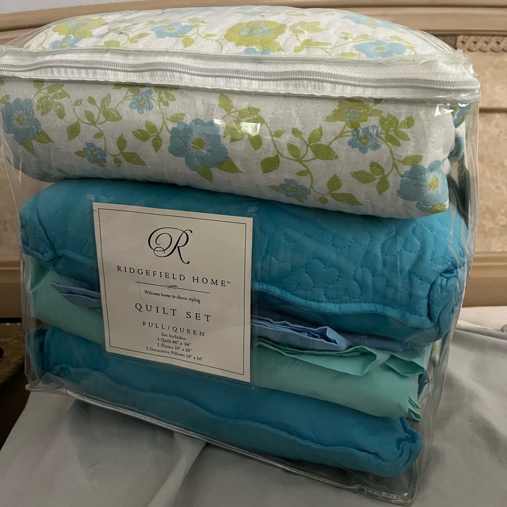 Never used quilt Set! From bed bath and beyond